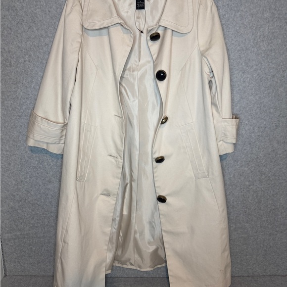 Vertigo Paris Jackets & Blazers - Vertigo Paris Baby Doll/‎ Swing Style Trench Coat - Cream - Women’s Medium